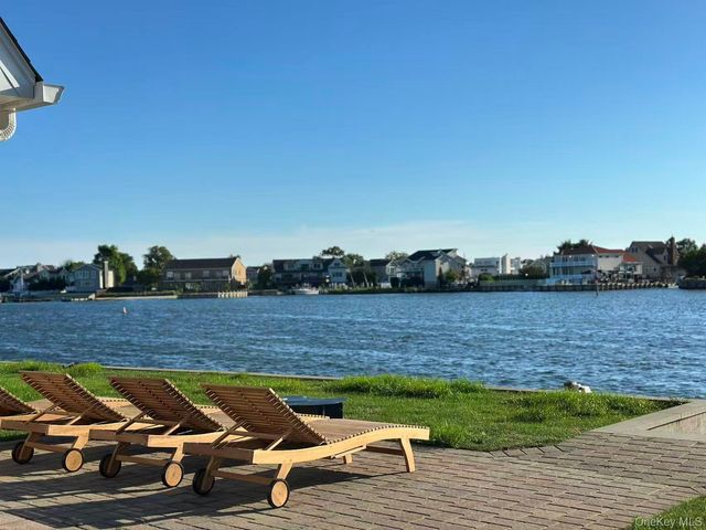 1 E Lincoln Avenue, Massapequa, NY 11758