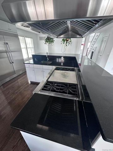1 E Lincoln Avenue, Massapequa, NY 11758