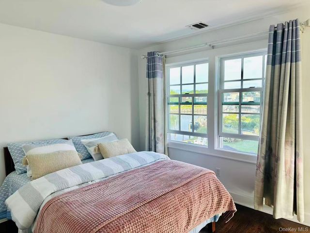 1 E Lincoln Avenue, Massapequa, NY 11758