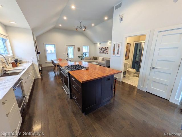 2059 Columbia Road, Berkley, MI 48072