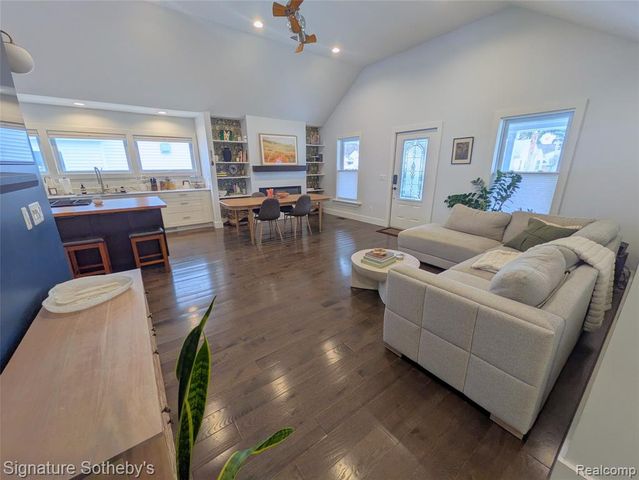 2059 Columbia Road, Berkley, MI 48072