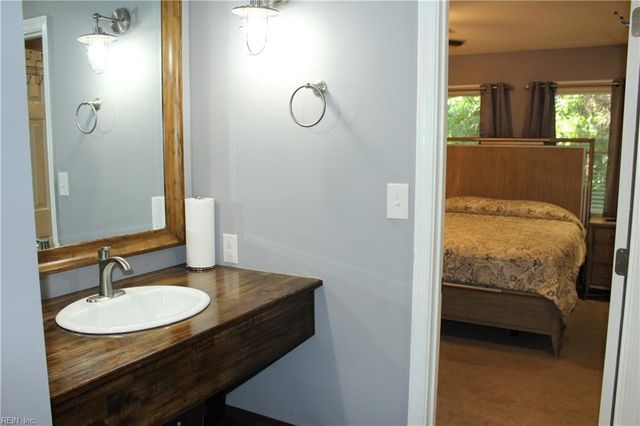 20 Corwin CIR, Hampton, VA 23666