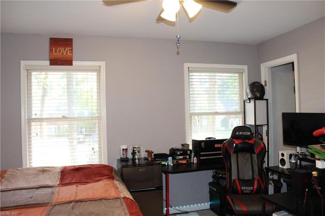 20 Corwin CIR, Hampton, VA 23666