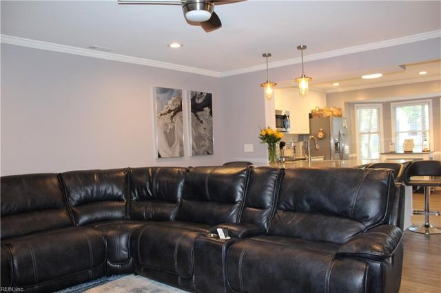 20 Corwin CIR, Hampton, VA 23666