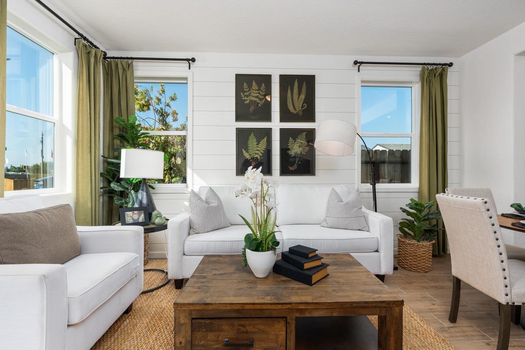 Image 4 of property listing at 6544 E Blushing Drive, Fresno, CA 93727