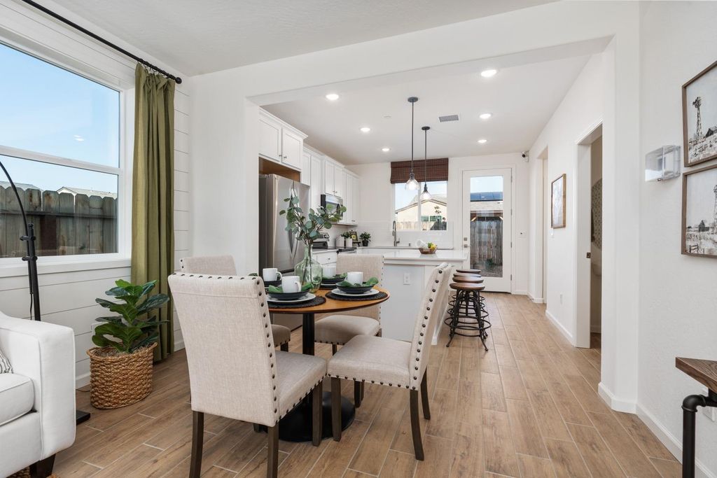 Image 7 of property listing at 6544 E Blushing Drive, Fresno, CA 93727