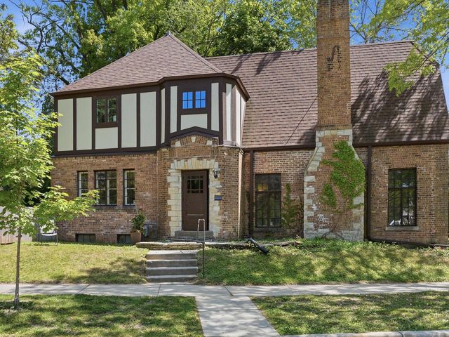 1555 E Olive STREET, Shorewood, WI 53211