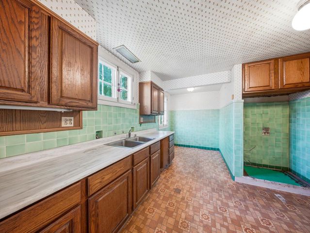 1555 E Olive STREET, Shorewood, WI 53211
