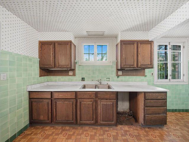 1555 E Olive STREET, Shorewood, WI 53211