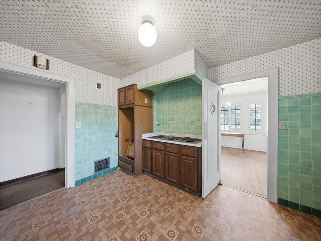 1555 E Olive STREET, Shorewood, WI 53211