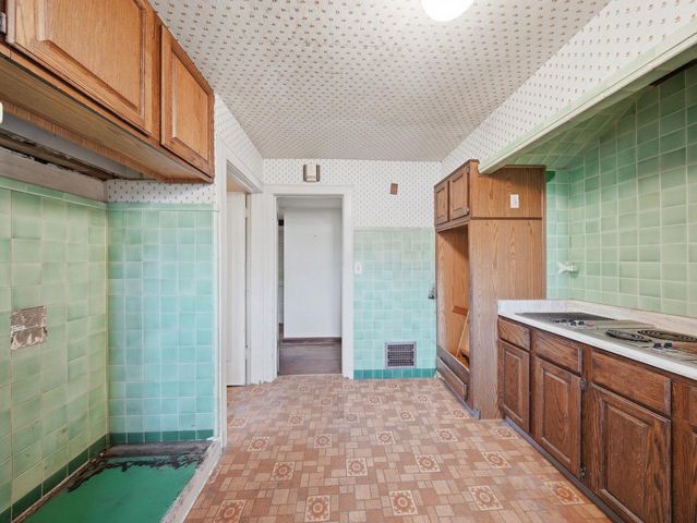 1555 E Olive STREET, Shorewood, WI 53211