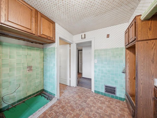 1555 E Olive STREET, Shorewood, WI 53211