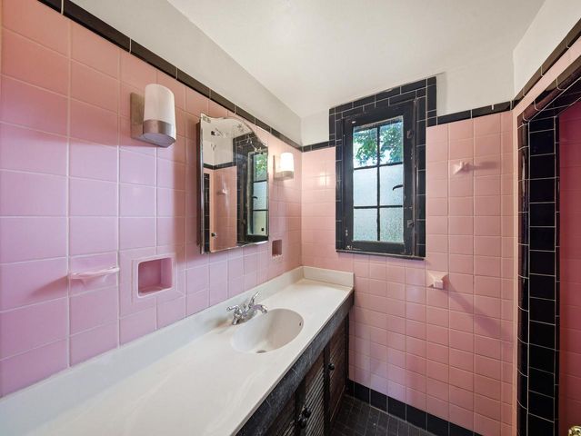 1555 E Olive STREET, Shorewood, WI 53211