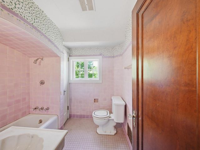 1555 E Olive STREET, Shorewood, WI 53211