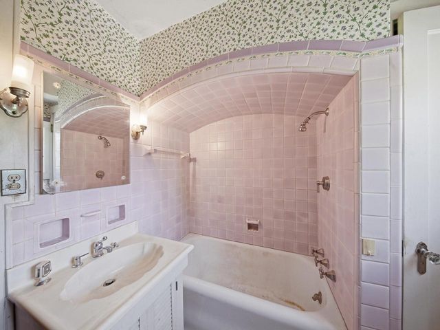 1555 E Olive STREET, Shorewood, WI 53211