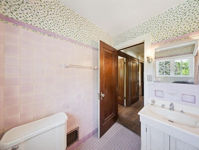 1555 E Olive STREET, Shorewood, WI 53211
