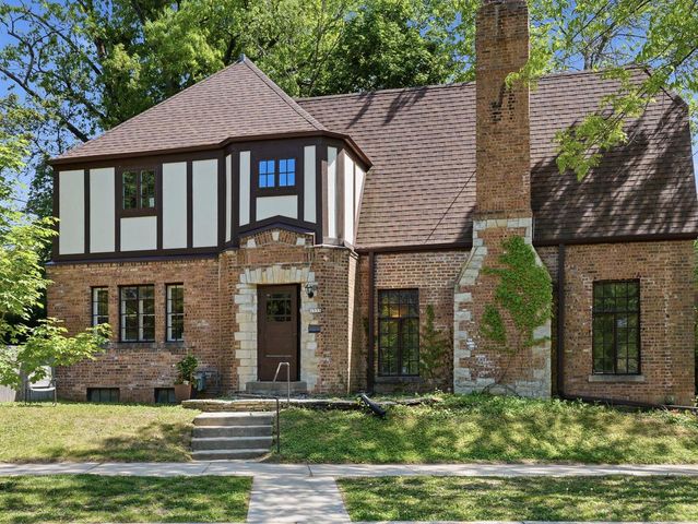 1555 E Olive STREET, Shorewood, WI 53211