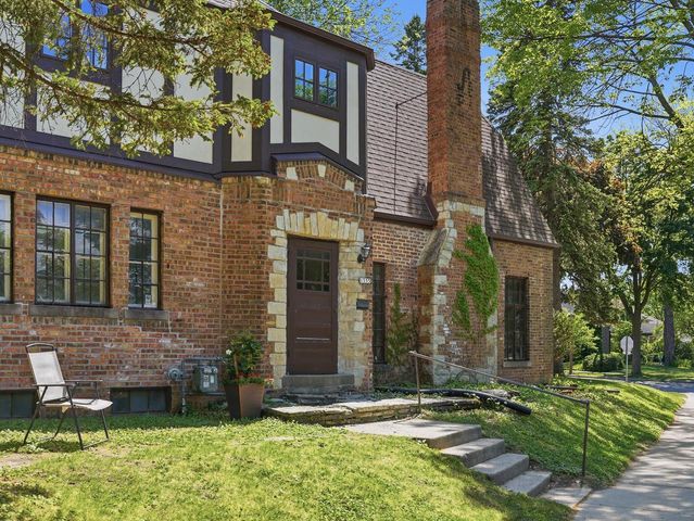 1555 E Olive STREET, Shorewood, WI 53211