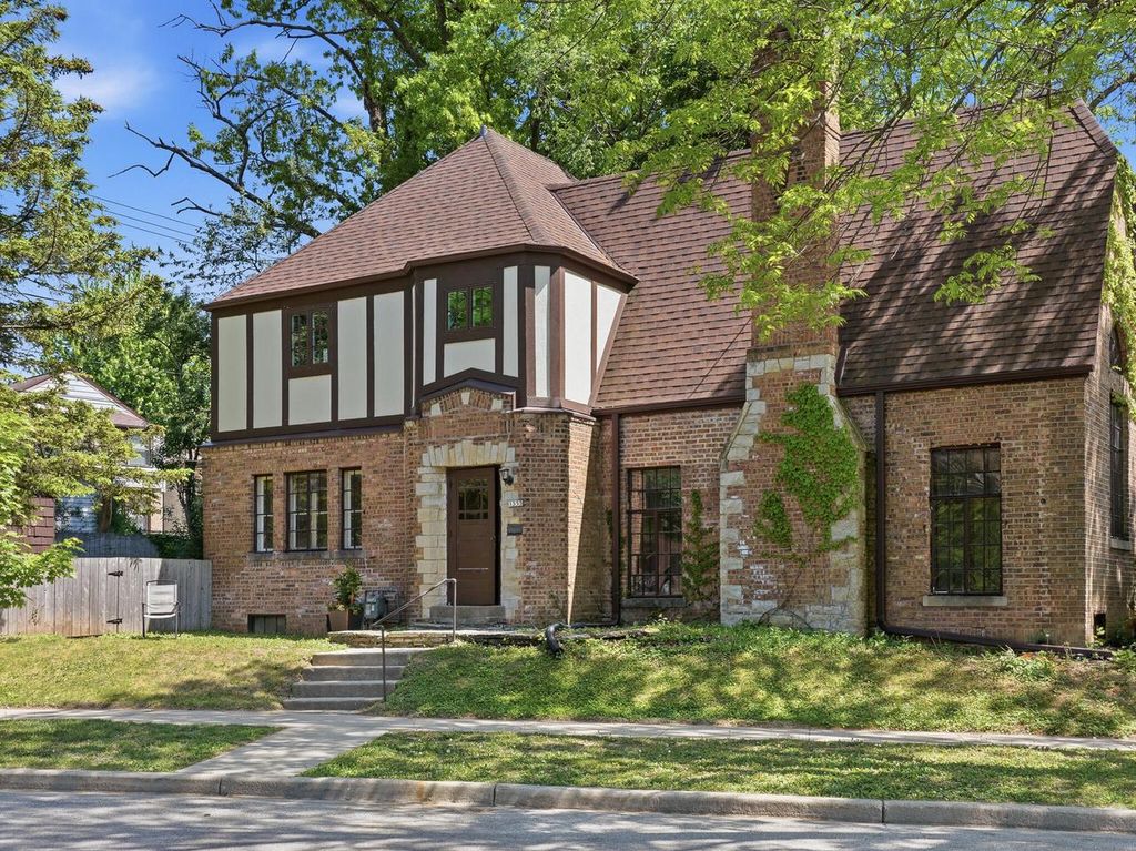 1555 E Olive STREET, Shorewood, WI 53211