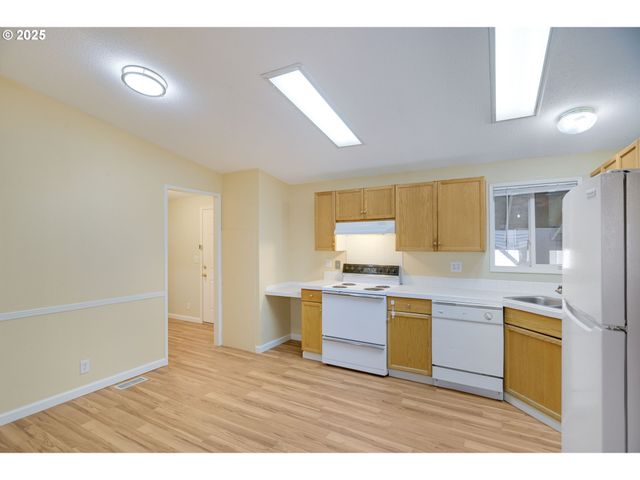 521 Ne MARINERS Loop 79, Portland, OR 97211