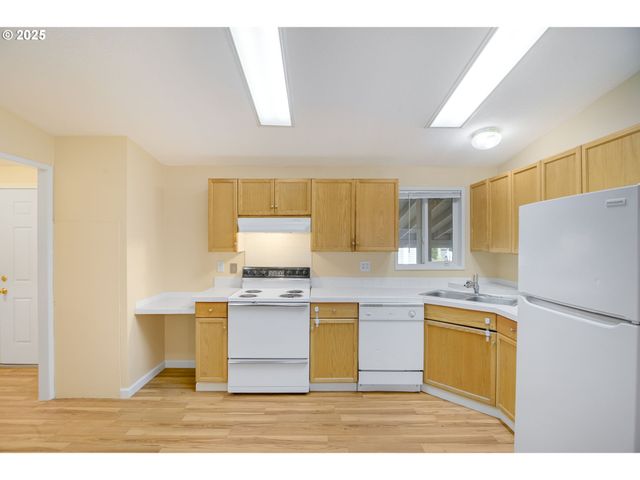 521 Ne MARINERS Loop 79, Portland, OR 97211