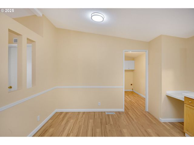 521 Ne MARINERS Loop 79, Portland, OR 97211