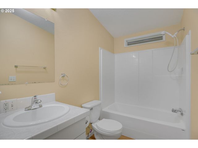 521 Ne MARINERS Loop 79, Portland, OR 97211