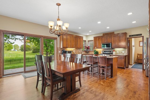 2413 Sandstone Drive, Woodbury, MN 55129
