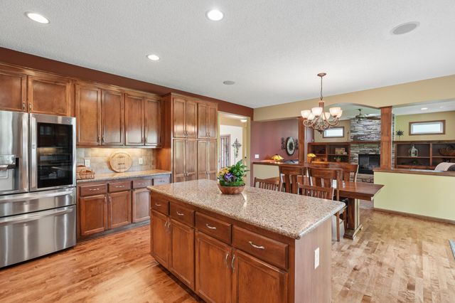 2413 Sandstone Drive, Woodbury, MN 55129