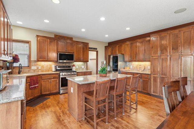 2413 Sandstone Drive, Woodbury, MN 55129