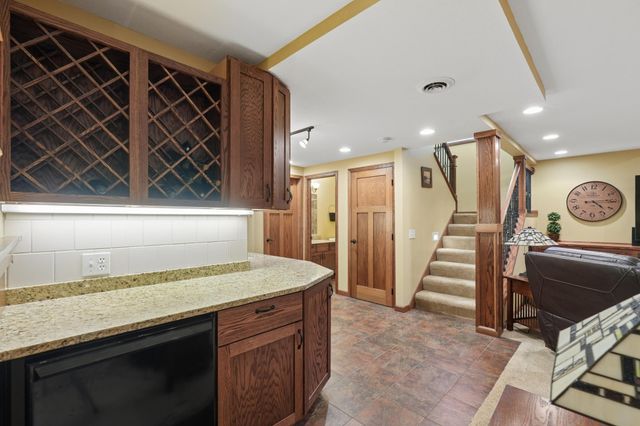 2413 Sandstone Drive, Woodbury, MN 55129