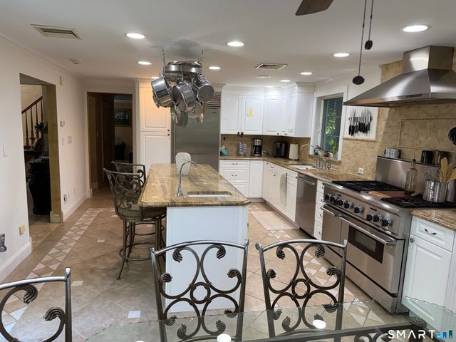 166 Blackwood Lane, Stamford, CT 06903