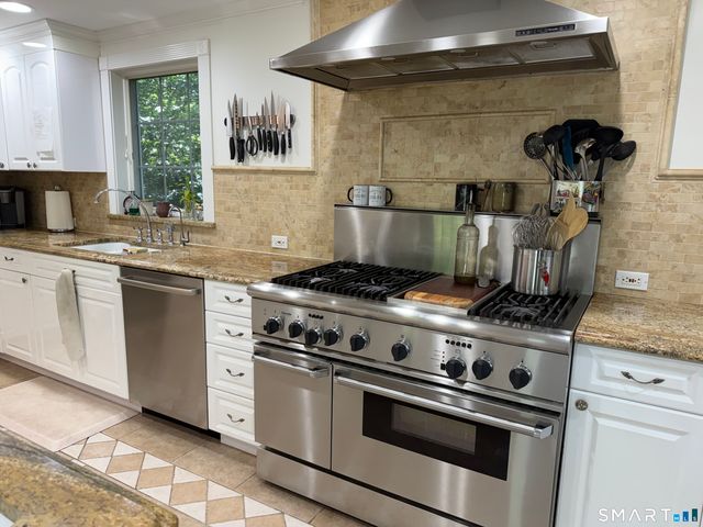 166 Blackwood Lane, Stamford, CT 06903