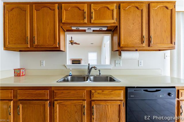 300 Hamlet CT, Yorktown, VA 23693