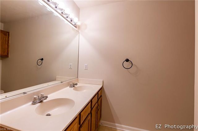 300 Hamlet CT, Yorktown, VA 23693