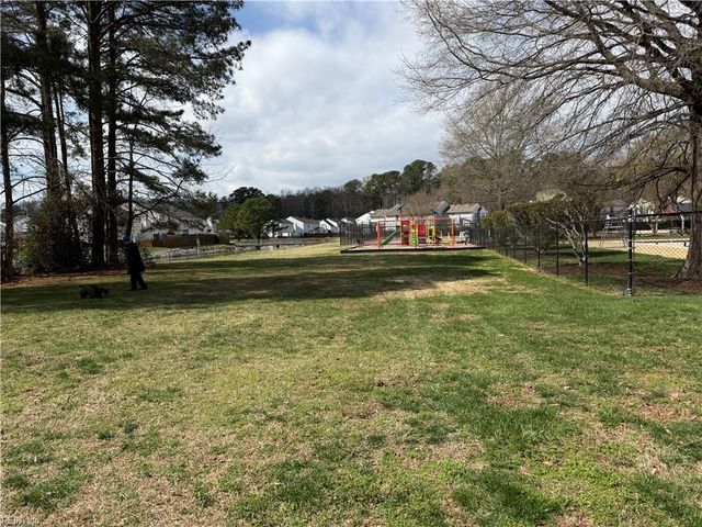 300 Hamlet CT, Yorktown, VA 23693