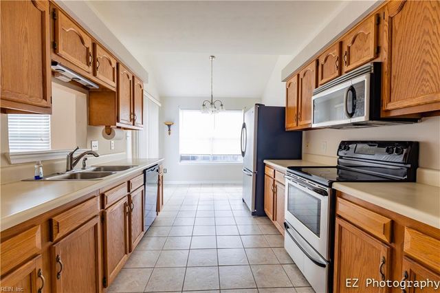 300 Hamlet CT, Yorktown, VA 23693