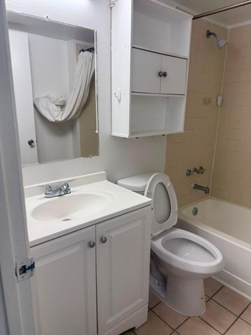 300 PALM Circle W 204, Pembroke Pines, FL 33025