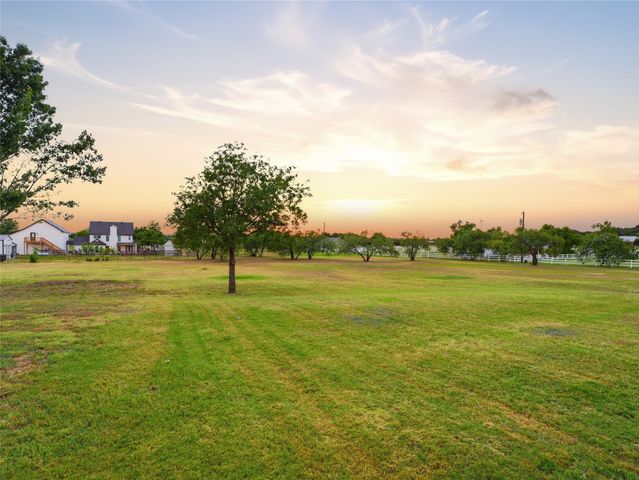 902 W Pioneer Circle, Argyle, TX 76226