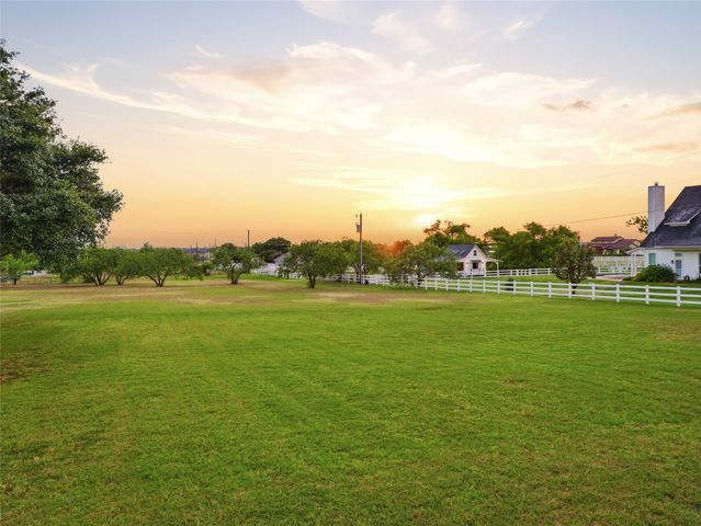 902 W Pioneer Circle, Argyle, TX 76226