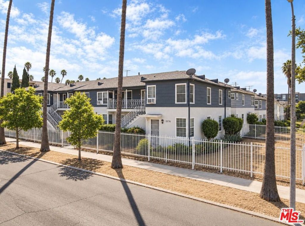 2562 W 11th Street, Los Angeles, CA 90006 — exterior