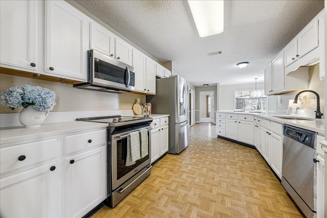 6894 HEDGEWOOD LN, Bartlett, TN 38135