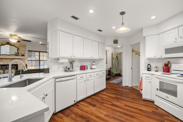 15 Palmer LN, Wimberley, TX 78676