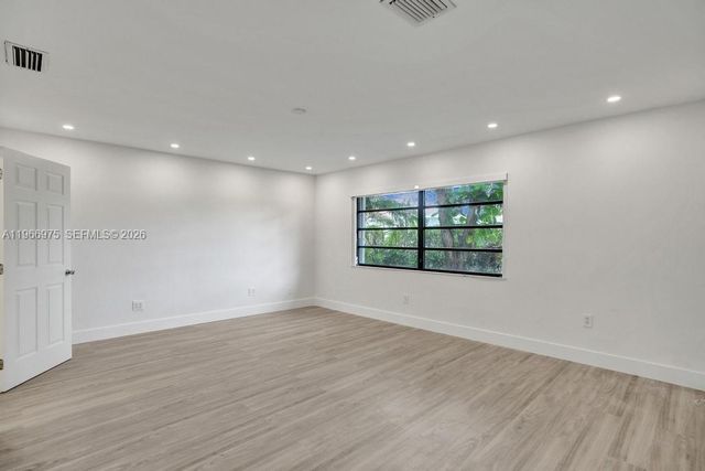 19710 NE 23rd Ave, Miami, FL 33180