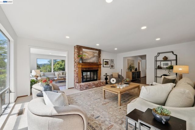 68 LAMBETH SQ, Moraga, CA 94556