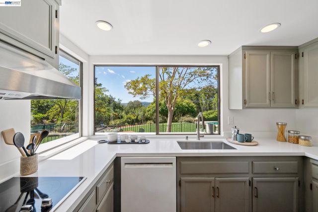 68 LAMBETH SQ, Moraga, CA 94556