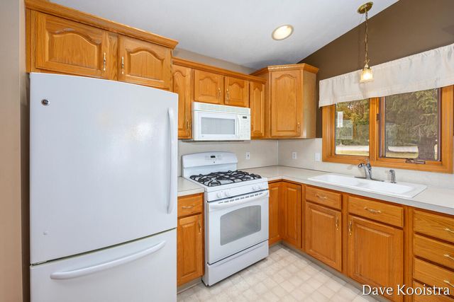 1005 Amber Ridge Drive SW, Byron Center, MI 49315