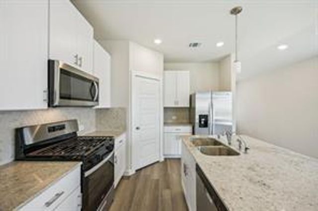 1913 Oregon White Oak Dr, Conroe, TX 77304