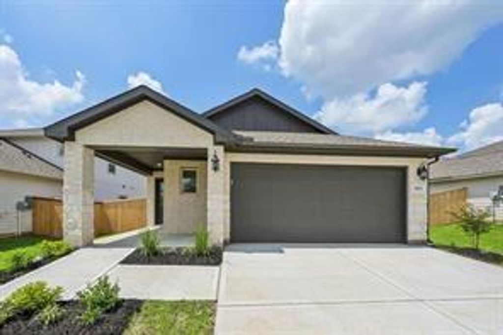 1913 Oregon White Oak Dr, Conroe, TX 77304