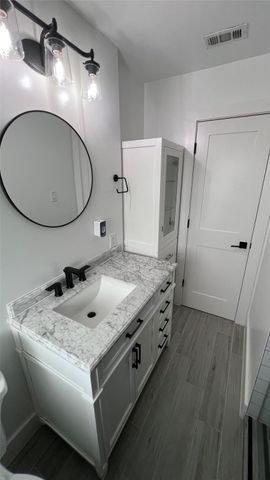 105 E Rocky Creek Road, Houston, TX 77076
